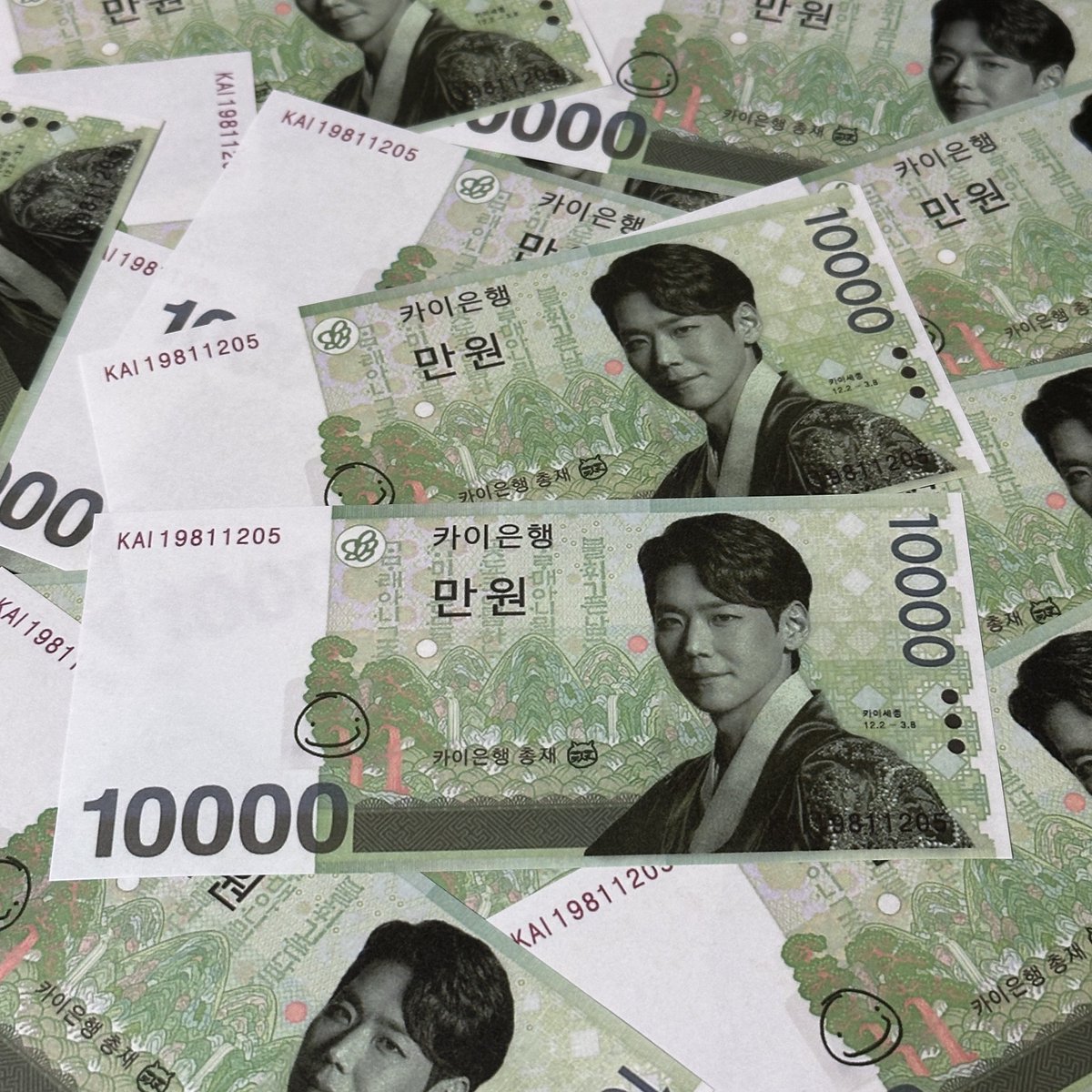 카이 세종대왕 만원권 페이크머니 나눔 ~ 💸

⭒ 뮤지컬 한복 입은 남자 카이 회차 
⭒ 공연장 내 무인 나눔 | 1인 2매 제한

• 해당 인쇄물은 실제 화폐의 기능을 하지 않습니다 .
• 재나눔, 재가공 등의 행위를 금합니다 .
• 나눔 일정은 나눔 당일, 물품 배치 후 해당 트윗 타래로 공지됩니다 .