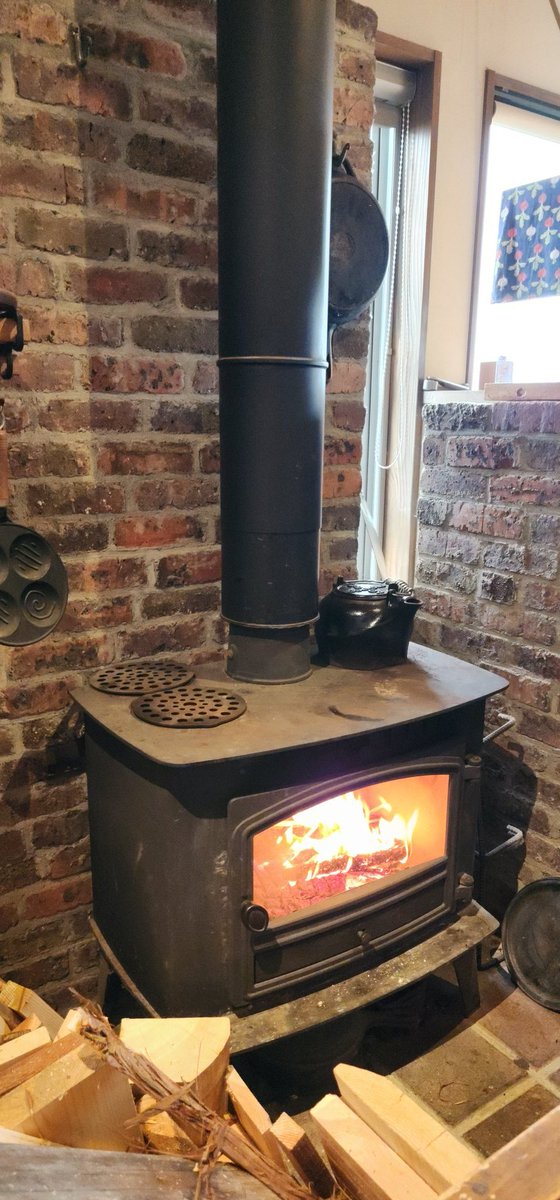 晴れた。

鳥取は雨が多い。
季節風がどうとか、
中国山地がどうとか。
理屈は知ってる。

まあ要するに、雨ばっかりだ。

今日も雨の予報だった。
でも晴れた。

人生もそんなもんだ。
準備したことは起きない。
準備してないことが起きる。

晴れた鳥取、きれいだ。
大山は富士山みたいだ。