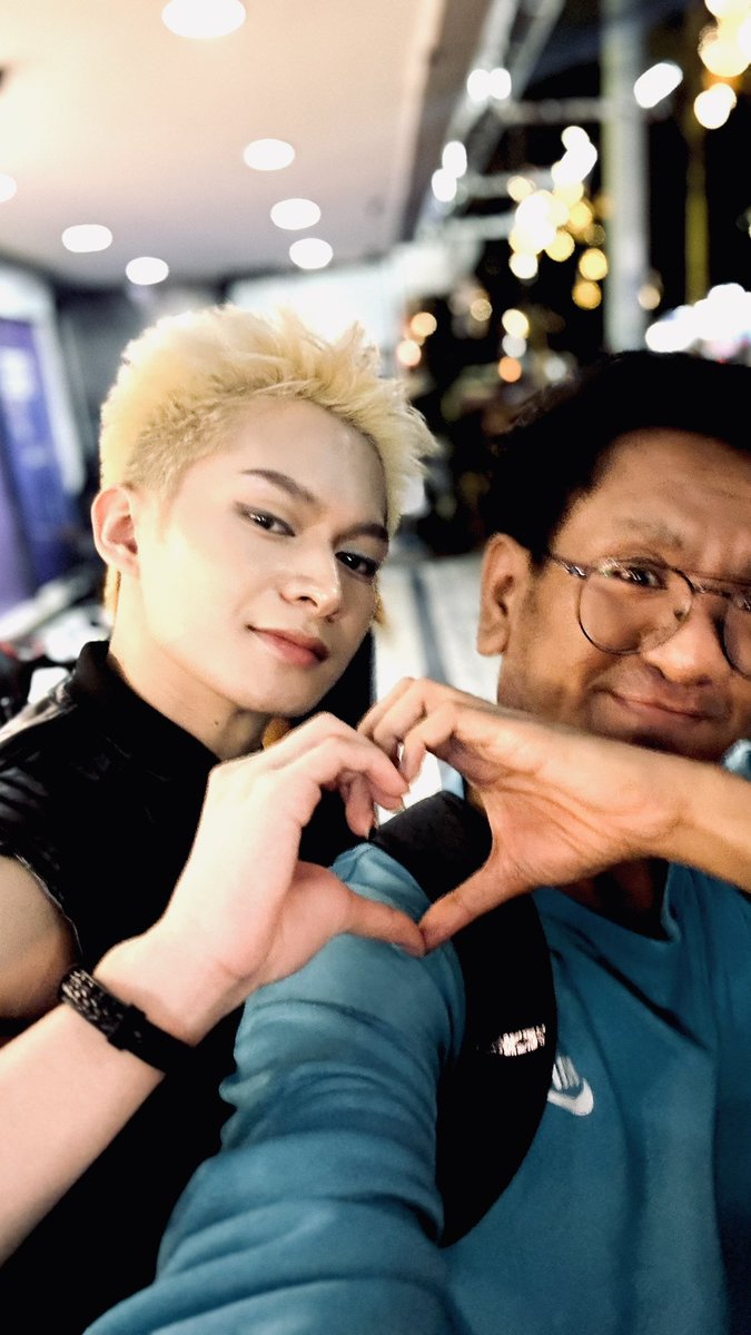 For the first time in my fanboying life I felt confident enough to ask my bias to do the heart pose with me 🤧 Labyu, LA 😍 #6ENSE_LA <a href="/6ENSEofficial/">6ENSE</a>