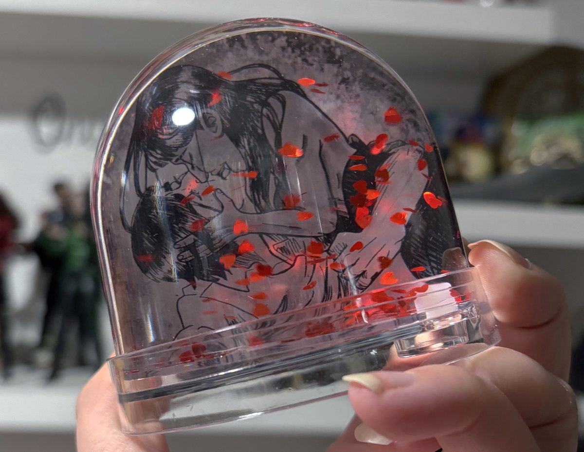 JustBWilde's tweet photo. #Fivelila snow globe or rather a heart-shaped one ❤️❄️ https://t.co/eEZPiSWScw