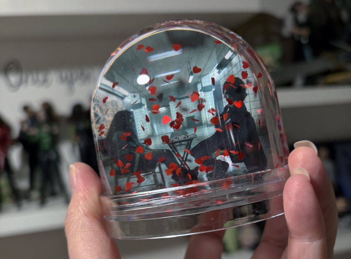 JustBWilde's tweet photo. #Fivelila snow globe or rather a heart-shaped one ❤️❄️ https://t.co/eEZPiSWScw