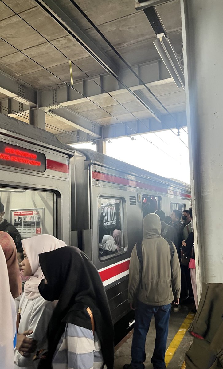 minomnomnom's tweet photo. Gangguann bekasi kenapa hrs di jam berangkat kerja sih min??!!! Telat bangetttt, sekali kereta dateng udah numpuk begini 👎👎 @CommuterLine https://t.co/noxx9YpFZm