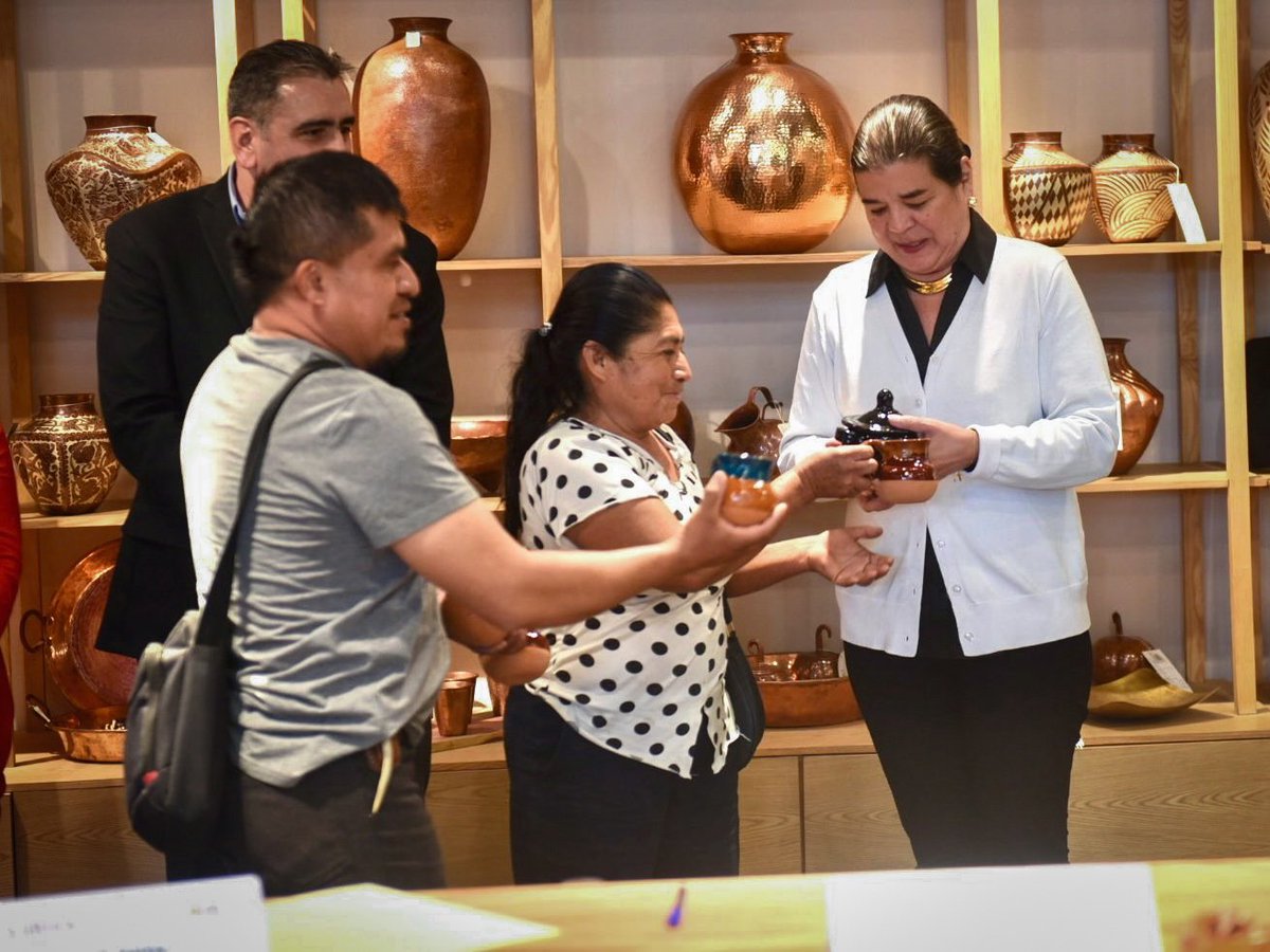 PureEarthMexico's tweet photo. Hoy celebramos la firma del convenio de colaboración entre @PureEarthMx y @FONART_mx, una alianza estratégica para impulsar la alfarería libre de plomo en todo el país, proteger la salud de las comunidades alfareras y fortalecer nuestro patrimonio cultural.

#SinPlomoEnLaMesa https://t.co/rszKe0HmWE