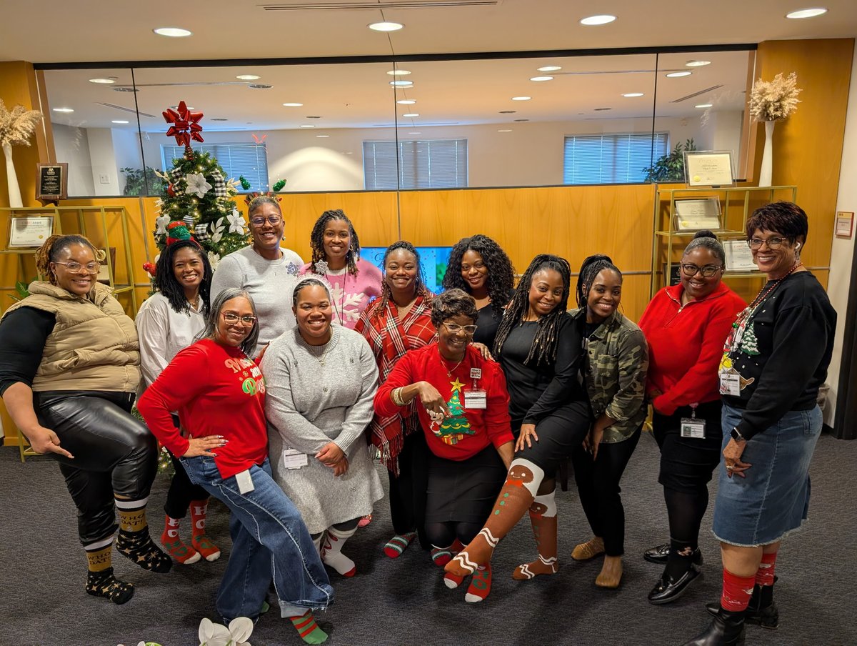 F_K_Holifield's tweet photo. HOLIDAY SPIRIT WEEK! DO YOU HAVE HOLIDAY FESTIVITIES AT WORK?  #holidaysockday #Ilovemyjob #HR #HumanResources #HappyHolidays #Christmas https://t.co/3yqHTeanZ7