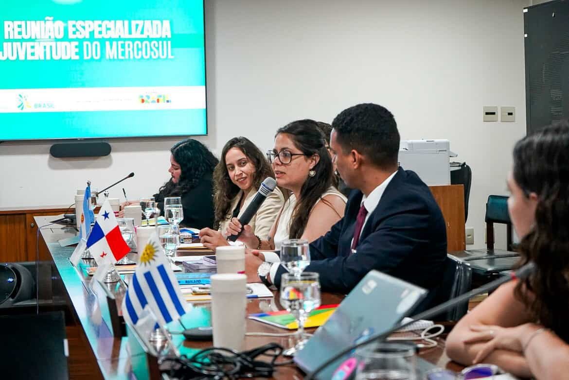 larroqueandres's tweet photo. Nuestra directora de Juventudes @ayelenlopez, participó como representante de Argentina en la 26° Reunión de Juventudes del Mercosur que contó con la presencia del Secretario General de la Presidencia de Brasil, Guilherme Boulos, y referentes de los países de la región.

Es un orgullo para nuestro gobierno contar con su participación en un foro regional para exponer sobre las políticas públicas de @BAProvincia destinadas a acompañar y garantizar la inclusión de los jóvenes bonaerenses.