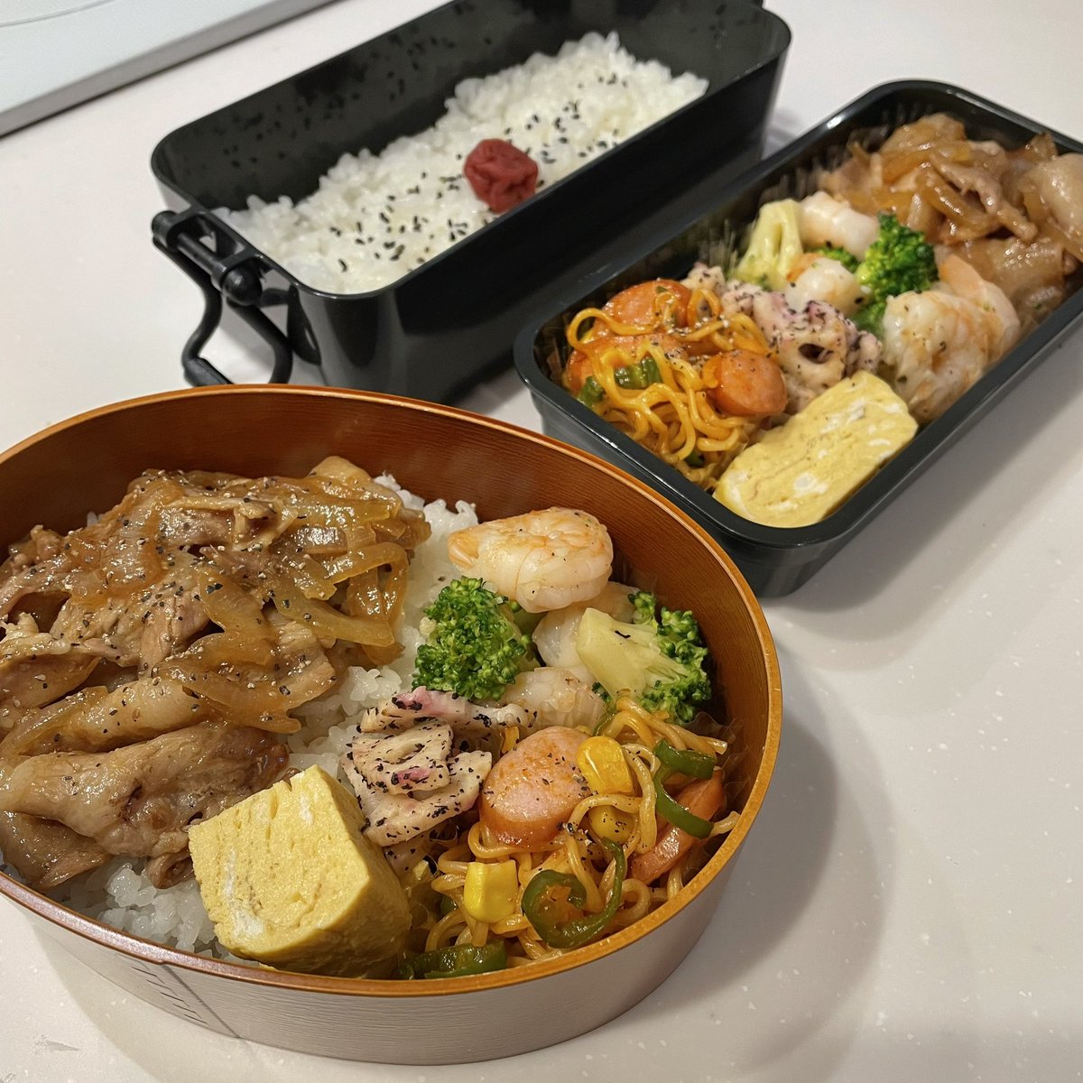 mayu_kitchen's tweet photo. 今日のお弁当🍙
●豚の生姜焼き
●海老とブロッコリーのガーリック炒め
●ナポリタン焼きそば
●れんこんゆかり和え
●卵焼き
 #お弁当作り https://t.co/ESRdfG9HFT