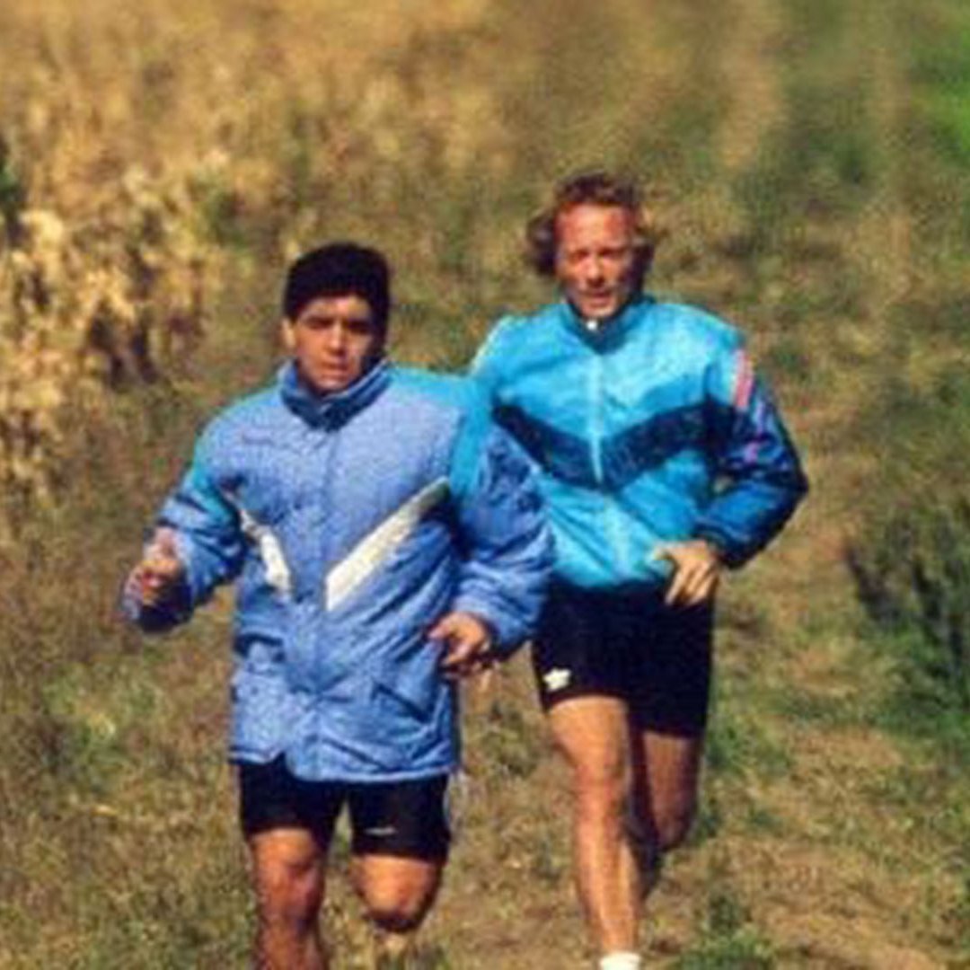 VSportsTM's tweet photo. "A Maradona le hice un test. Cuando terminó, me dijo que no servía para nada. '¿Cuánto tenía que correr?', me preguntó. 'Un jugador como vos, 3.600 metros'. '¿Cuánto hice?'. '2.550'. '¿Y vos cuánto hacés?'. 'Mínimo, 3.200'. 'Entonces el domingo jugás vos'.

✍️Fernando Signorini. https://t.co/8GaYnUzMer