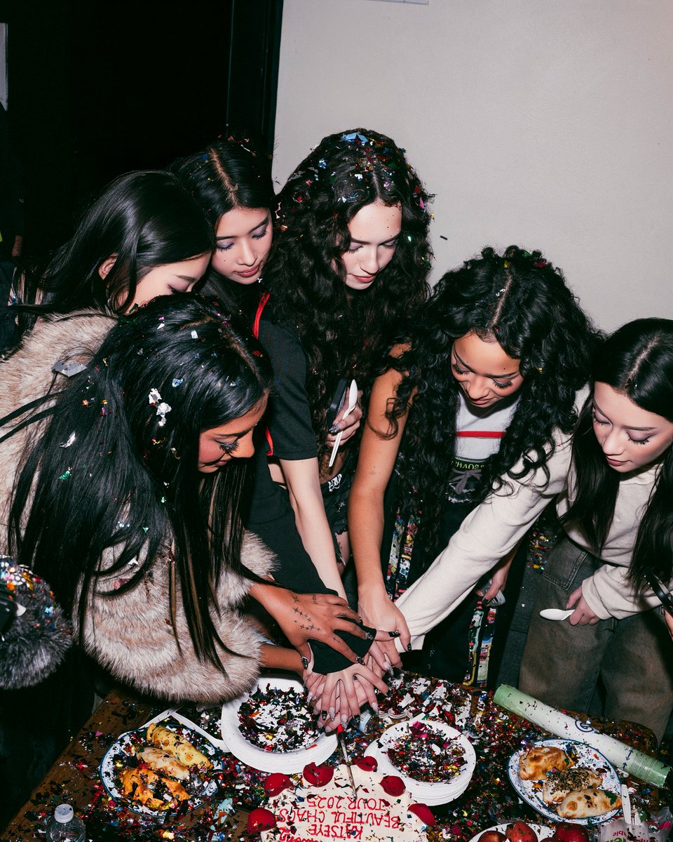 katseyeworld's tweet image. Mexico City, TE AMO!! you showed up with so much love and ending this chapter with you was unforgettable. we walked off stage feeling so proud and grateful. the BEAUTIFUL CHAOS tour was a chapter we will never forget and that’s all thanks to our EYEKONS. thank you for continuing…