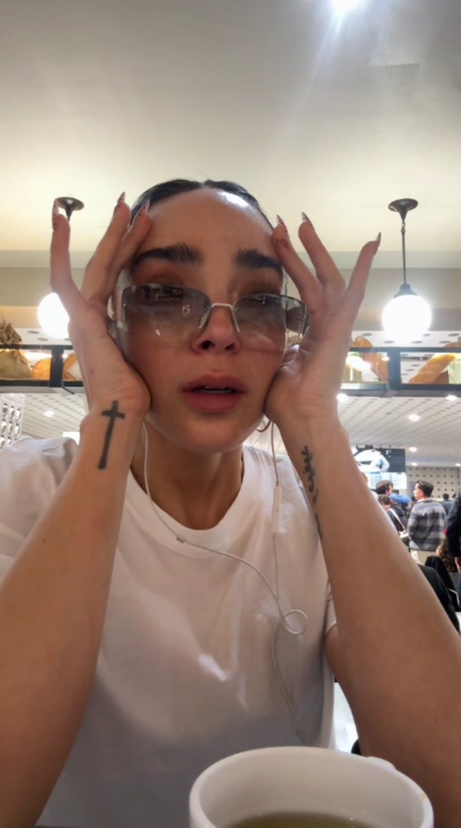 isaLaferte10's tweet image. Todo pasa por algo chaparrita, no es tu culpa #ManelykGB 
Se me hizo un nudo en la garganta  verla así.