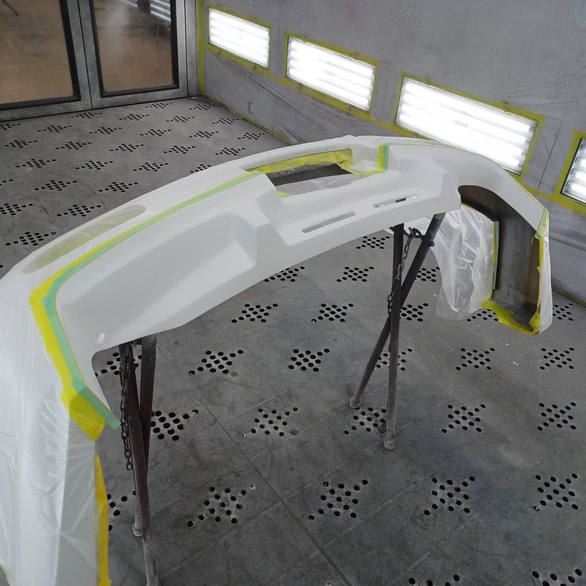 garagelowride's tweet photo. 【マツダ RX-7 オールペイント】埼玉県よりご来店のお客様です。塗装作業が終了しました。現在組み付け作業中です。 https://t.co/JR6drD1U0a #ガレージローライド #マツダ #rx7 #オールペイント #mazda #allpaint #ネオクラシック #全塗装 #オールペン #車好き #車好きな人と繋がりたい #埼玉 #東京 #立川 #多摩 #車 #cars