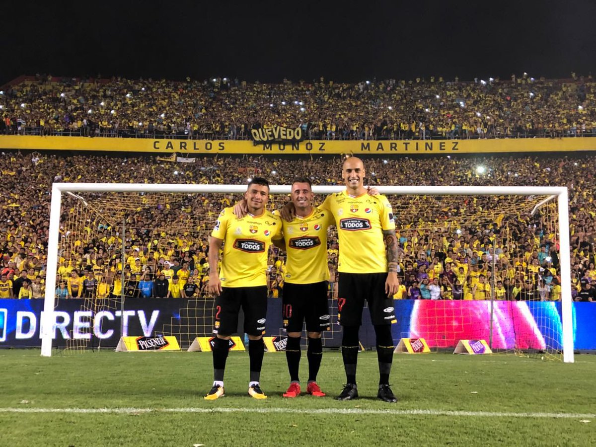 RECUERDOS: 🇪🇨🎗️

El ‘Pitbull’ Mario Pineida, junto a el Kitu Díaz y Ariel Nahuelpan. #BarcelonaSC