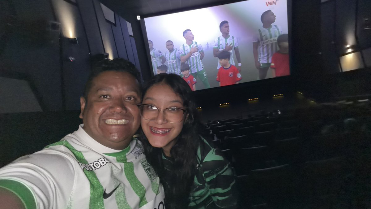 EDISONPROFE's tweet photo. @nacionaloficial Gracias @nacionaloficial por la invitación desde @RoyalFilmsCol en Bogotá 
Que mejor compañía que mi hija amada 
Vamos los Verdes 💚🤍🇳🇬⚽️ https://t.co/y6cHu3IRLP