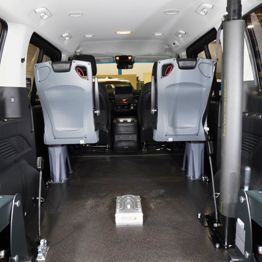 MobilityEng's tweet image. Fresh off the workshop floor! 

Our latest Hyundai Staria conversion is all about accessibility and comfort: featuring a rear-entry platform lift, a Dahl docking station for secure wheelchair seating, and versatile Triflex Seats for flexible travel.