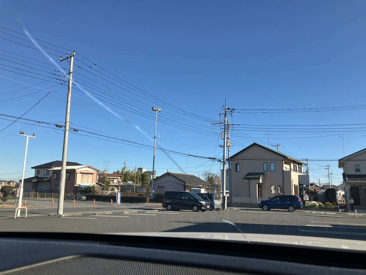 kuremina123's tweet photo. リペア修理予定だった飛び石の傷がディーラー休みの間に修理不可能に😭
ガラス交換へ https://t.co/Esa78MLQzv