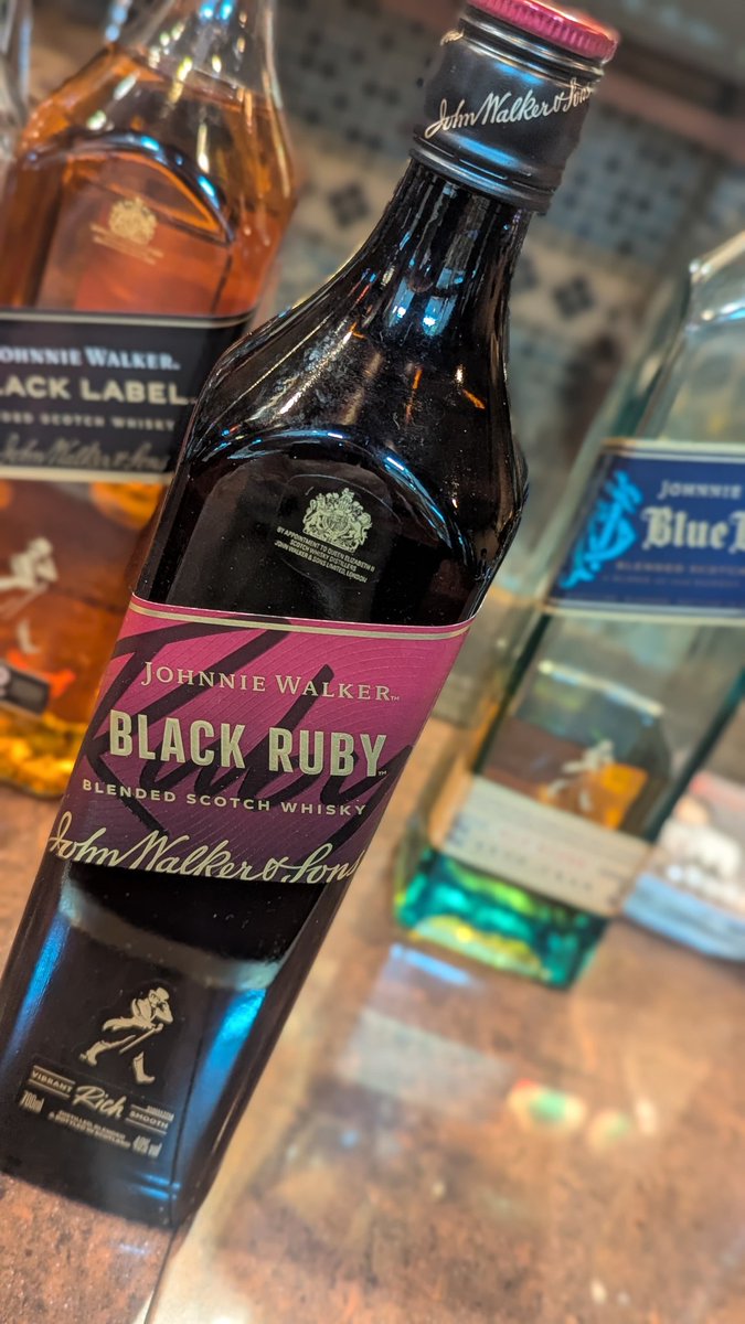 cafebarmarushin's tweet photo. ジョニーウォーカー・ブラックルビー
現在話題の新シリーズを入荷。

1杯900円（シングル、ソーダ割別途100円）。

#大阪
#梅田
#バー
#新梅田食道街
#ウイスキー
#スコッチ
#ジョニーウォーカー https://t.co/e7ILHONf5w