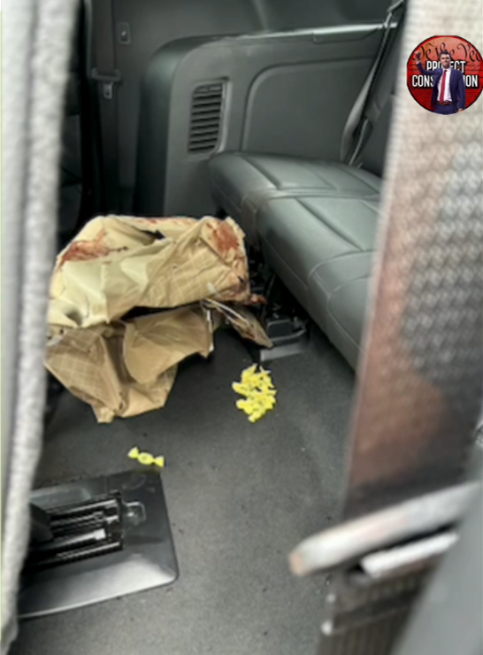 ProjectConstitu's tweet image. 🚨EXCLUSIVE: Candace Owens just dropped NEVER-BEFORE-SEEN photo from INSIDE the SUV that rushed Charlie Kirk to Timpanogos Hospital —the day he was assassinated at UVU.  

The exclusive image raises serious questions—who was sitting where? What really happened in that vehicle?"…