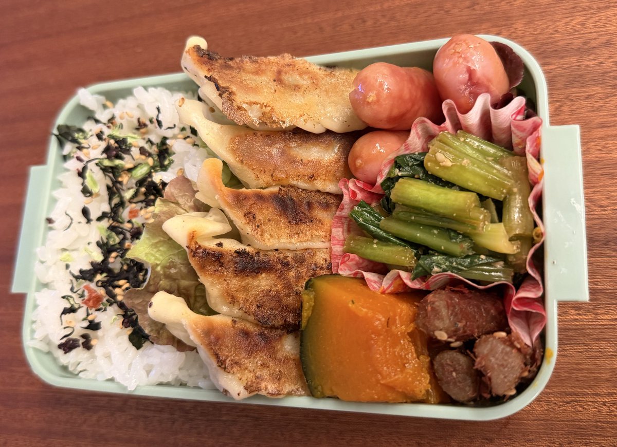 dannbenkiroku's tweet photo. おはようございます。
本日のお弁当🍱
ふるさと納税の黒豚餃子をモリモリ🥟
今年もあと少し。
暖かくして本日も頑張ろー
#20251217
#お弁当
#弁当
#bentou
#ダン弁記録
#盛り付け勉強中 https://t.co/P0dYh6znAy