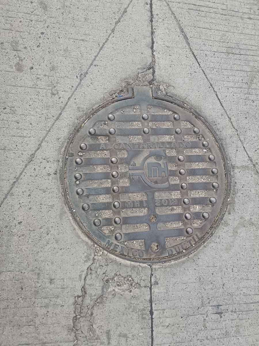 SAMURGUEZC's tweet photo. Llevamos más de 1 mes sin alcantarilla y con el tema que los de Transfer usan de estacionamiento la calle, se vuelve complicado el tránsito. @LaSEMOVI @siapagdl @Trafico_ZMG @Radio_Formula @zona3noticias @Notisistema https://t.co/Nu3LPj6Lmd