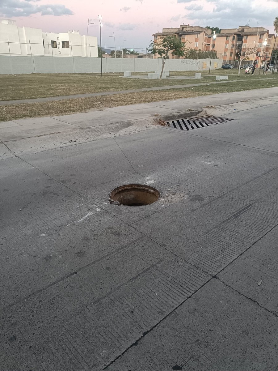 SAMURGUEZC's tweet photo. Llevamos más de 1 mes sin alcantarilla y con el tema que los de Transfer usan de estacionamiento la calle, se vuelve complicado el tránsito. @LaSEMOVI @siapagdl @Trafico_ZMG @Radio_Formula @zona3noticias @Notisistema https://t.co/Nu3LPj6Lmd