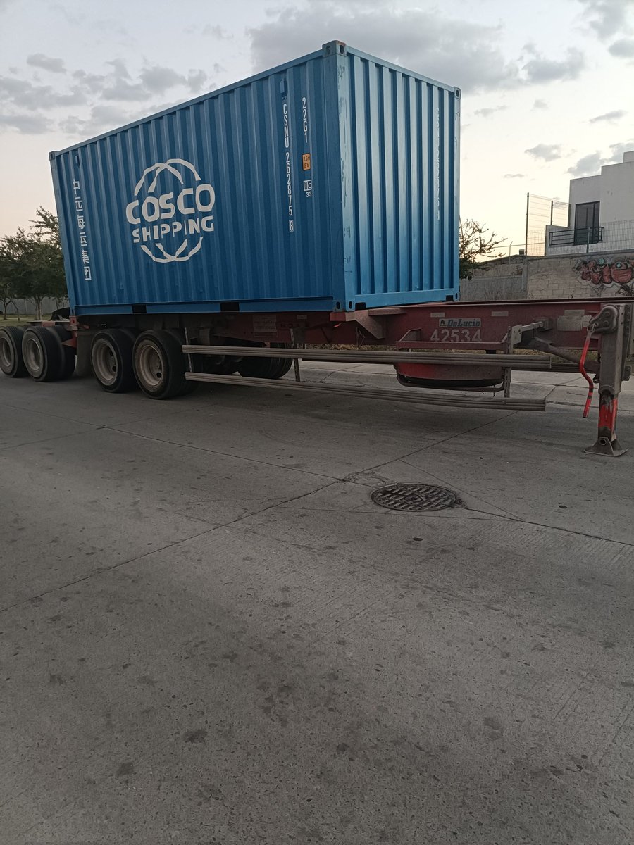 SAMURGUEZC's tweet photo. Llevamos más de 1 mes sin alcantarilla y con el tema que los de Transfer usan de estacionamiento la calle, se vuelve complicado el tránsito. @LaSEMOVI @siapagdl @Trafico_ZMG @Radio_Formula @zona3noticias @Notisistema https://t.co/Nu3LPj6Lmd