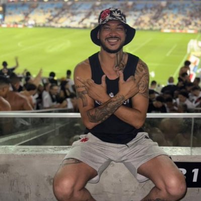 RodrigoKina's tweet photo. De volta nessa rede.  #vasco #NovaFotoDePerfil https://t.co/IRVDxuLqAk