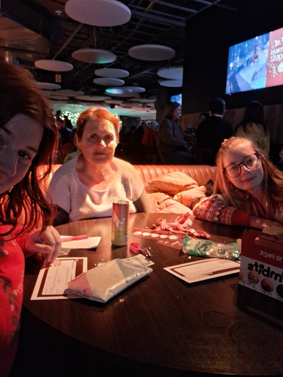 AbstractChey's tweet image. Great night out quizzing at the university. Not often you can say you went to the unis pub with your ma 😅