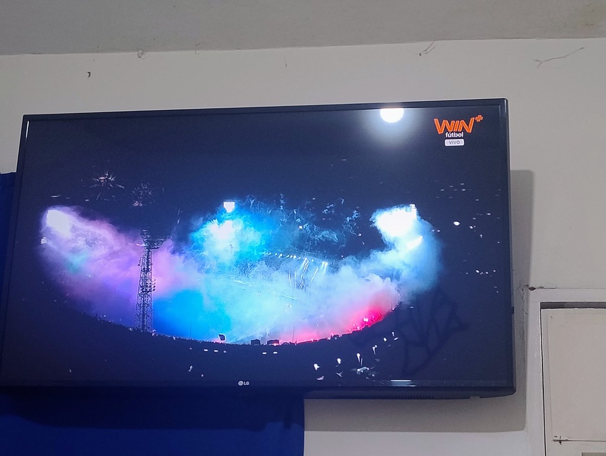 yesscary's tweet photo. @AlcaldiadeMed  campaña NoPolvora en Medellín y en el Estadio Atanasio Girardot en el clásico Paisa hacen desastre con la pólvora! Que falla! https://t.co/u3e66iuOQN
