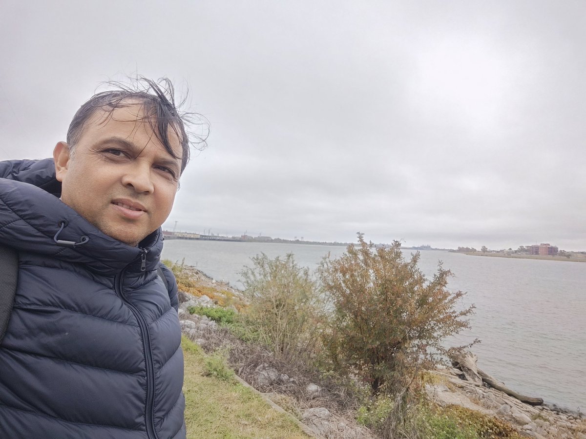 DBKattel's tweet photo. संयोगल़े New Orleans City को यो नदी किनारमा पुगियो । कार्यक्रम स्थलबाट नजिकै रहेछ । स्कुले बिध्यार्थी हुदा यो नदि बारे पढिएको थियो । यो नदिको नाम हो मिसिसिपी। पुगेको प्रमाणका लागि केहि तस्विर। https://t.co/MHN9Bthawm