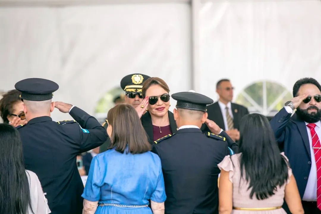 PPoderPopularHN's tweet photo. 📌 Policía Nacional asciende a 145 oficiales en acto oficial en la #ANAPO
En la Academia Nacional de Policía (ANAPO), la Policía Nacional de Honduras oficializó el ascenso al grado inmediato superior de 145 oficiales, en reconocimiento a su mérito profesional, disciplina y vocación de servicio al país.
🔺El acto fue presidido por la Presidenta de la República, Iris @XiomaraCastroZ, quien reafirmó su compromiso con el orden constitucional y la democracia. Durante su intervención, la mandataria expresó que el 27 de enero de 2026 entregará al pueblo hondureño un gobierno marcado por la mayor inversión social y económica en la historia del país, con estabilidad financiera, sólidos indicadores macroeconómicos regionales y una reducción sostenida de la pobreza.
“Terminaré el mandato presidencial como lo establece la Constitución de la República”, afirmó la presidenta Castro, subrayando el respeto irrestricto al orden democrático.