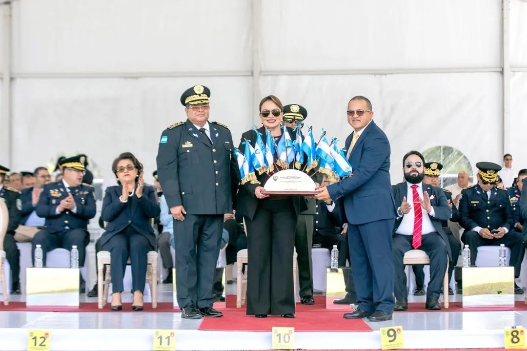 PPoderPopularHN's tweet photo. 📌 Policía Nacional asciende a 145 oficiales en acto oficial en la #ANAPO
En la Academia Nacional de Policía (ANAPO), la Policía Nacional de Honduras oficializó el ascenso al grado inmediato superior de 145 oficiales, en reconocimiento a su mérito profesional, disciplina y vocación de servicio al país.
🔺El acto fue presidido por la Presidenta de la República, Iris @XiomaraCastroZ, quien reafirmó su compromiso con el orden constitucional y la democracia. Durante su intervención, la mandataria expresó que el 27 de enero de 2026 entregará al pueblo hondureño un gobierno marcado por la mayor inversión social y económica en la historia del país, con estabilidad financiera, sólidos indicadores macroeconómicos regionales y una reducción sostenida de la pobreza.
“Terminaré el mandato presidencial como lo establece la Constitución de la República”, afirmó la presidenta Castro, subrayando el respeto irrestricto al orden democrático.