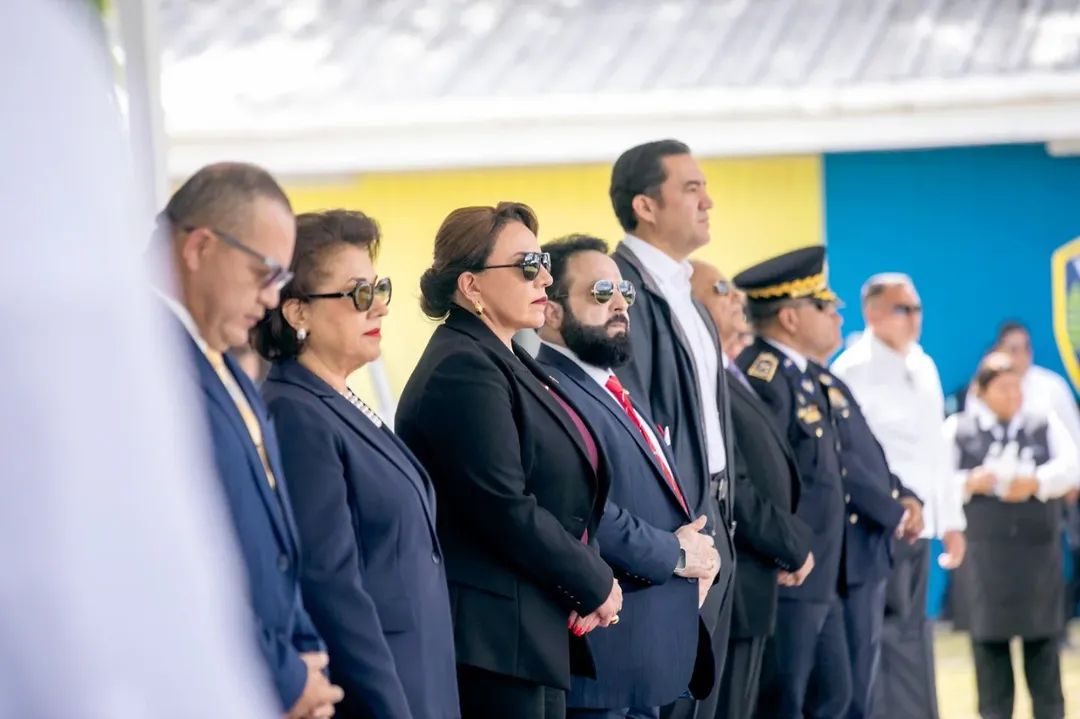 PPoderPopularHN's tweet photo. 📌 Policía Nacional asciende a 145 oficiales en acto oficial en la #ANAPO
En la Academia Nacional de Policía (ANAPO), la Policía Nacional de Honduras oficializó el ascenso al grado inmediato superior de 145 oficiales, en reconocimiento a su mérito profesional, disciplina y vocación de servicio al país.
🔺El acto fue presidido por la Presidenta de la República, Iris @XiomaraCastroZ, quien reafirmó su compromiso con el orden constitucional y la democracia. Durante su intervención, la mandataria expresó que el 27 de enero de 2026 entregará al pueblo hondureño un gobierno marcado por la mayor inversión social y económica en la historia del país, con estabilidad financiera, sólidos indicadores macroeconómicos regionales y una reducción sostenida de la pobreza.
“Terminaré el mandato presidencial como lo establece la Constitución de la República”, afirmó la presidenta Castro, subrayando el respeto irrestricto al orden democrático.