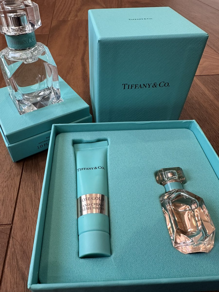 今日元上司にこの香水と一緒に買ったティファニーハンドクリームを
