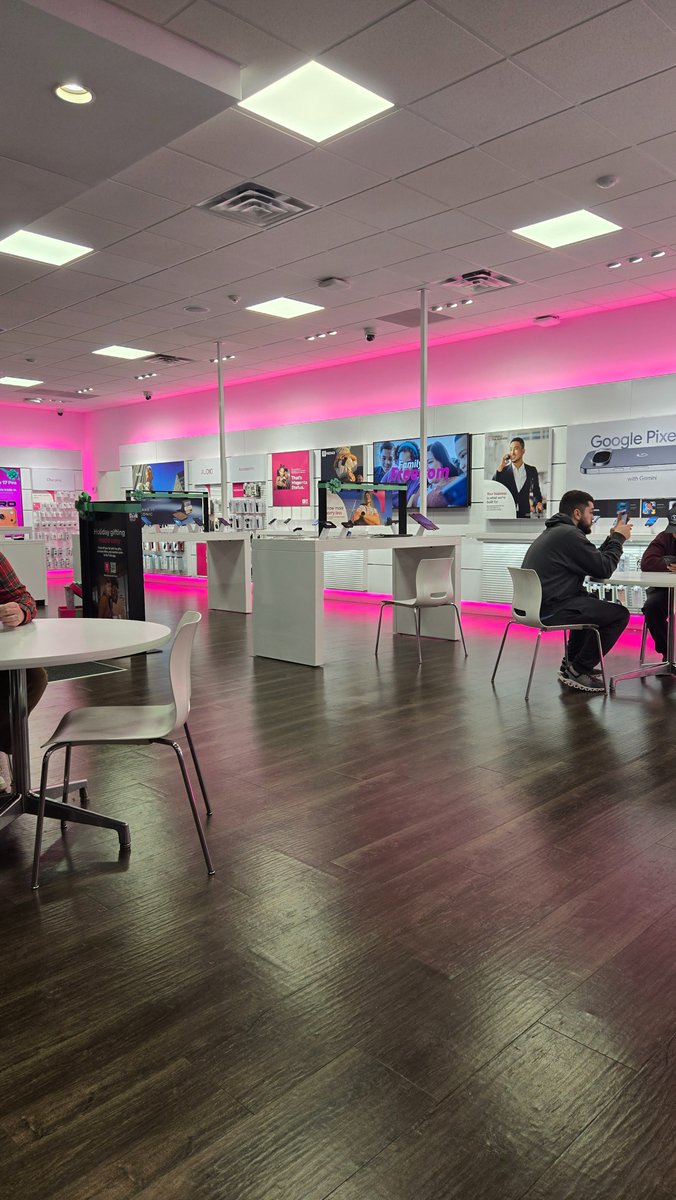 Thinkitect's tweet image. Hey @TMobile ! Great music , lights -- vibe on point! But , where's the bar?! 🍸