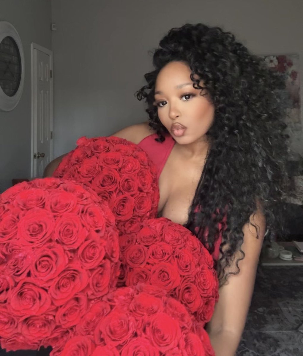trapezoidmouth's tweet photo. A very Venus day 🌹 https://t.co/l8SWmduMLn