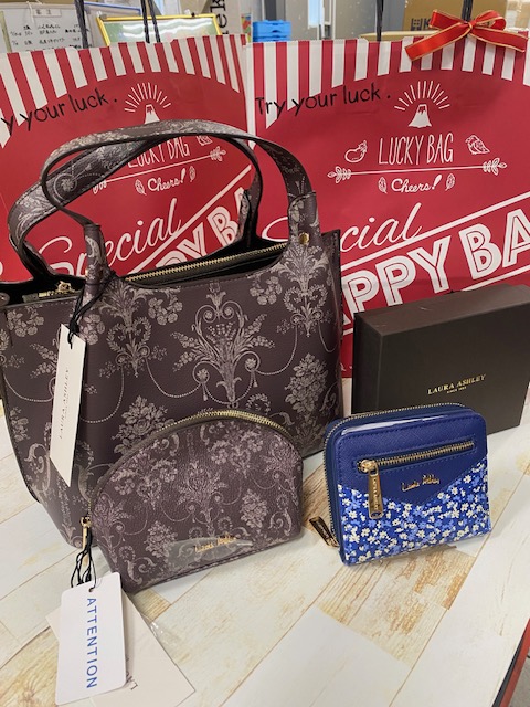 💗ローラアシュレイ福袋💗 バック、財布、ポーチの3点入り 使いやすく