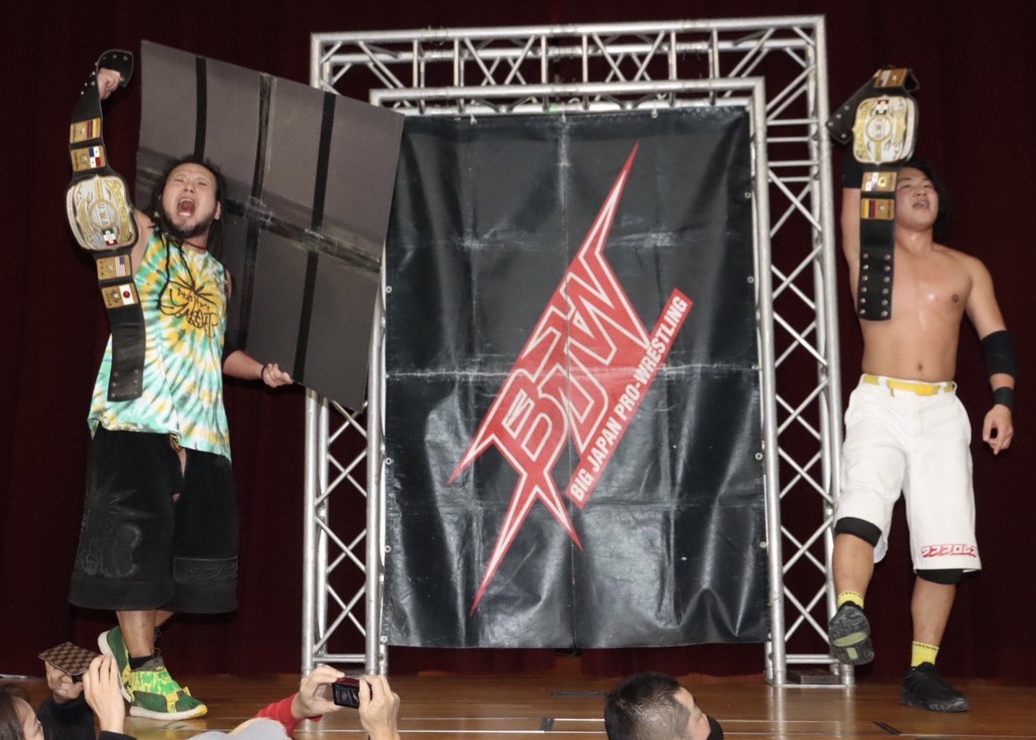 KOUHEI00715's tweet photo. 12/21(日)久々の大日本プロレス参戦は、
休業前ラスト『大阪サプライズ』

大阪サプライズの思い出は、
歴史あるUWAのベルトをYASSHIさんと取ったこと。

このベルトをキッカケにいろんなことを経験できました。

この恩返しをオープニングマッチで🔥

もちろんその先も狙う✊

チケットはDMにて🎫

#bjw