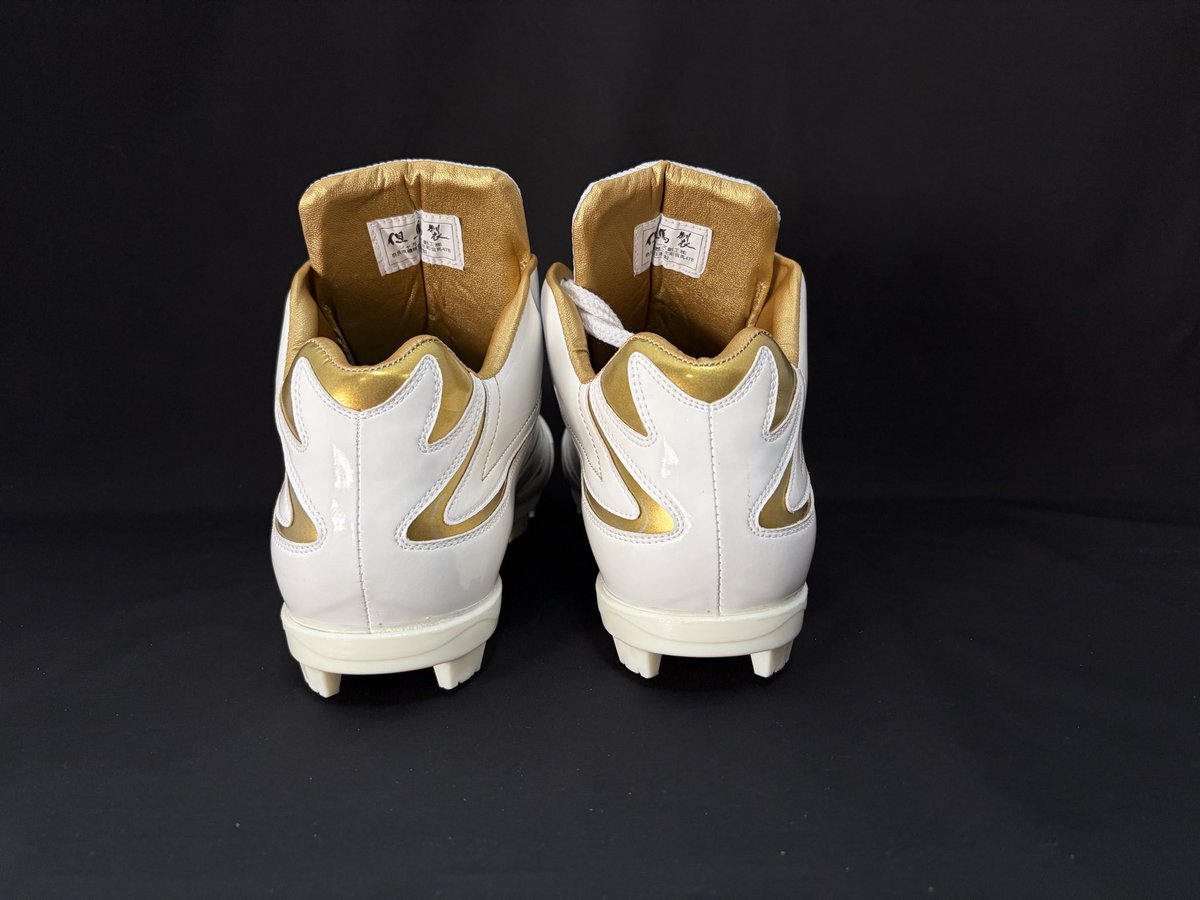 グラウンドで映えるスパイクはこれ一択‼️ こちら税別19,900円から