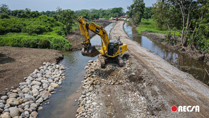 RECSA_MX's tweet photo. Desde 1994, en RECSA hemos participado en más de 165 proyectos que abarcan obras hidráulicas, carreteras, vías férreas, infraestructura de salud, edificación urbana, energía y obras marítimas en México. En 2019, orgullosamente rebasamos las fronteras para llegar a Colombia y hoy también estamos en Costa Rica.

En los últimos años destacan el Parque del Agua en proceso en Guadalupe, Nuevo León; la rehabilitación de seis puentes ferroviarios en Limón, Costa Rica; y el acueducto Tibitoc, concluido este año en Bogotá.

Cada proyecto refleja nuestro compromiso con el progreso y el bienestar de las comunidades donde estamos presentes.

#RECSA #ConstruyendoProgreso