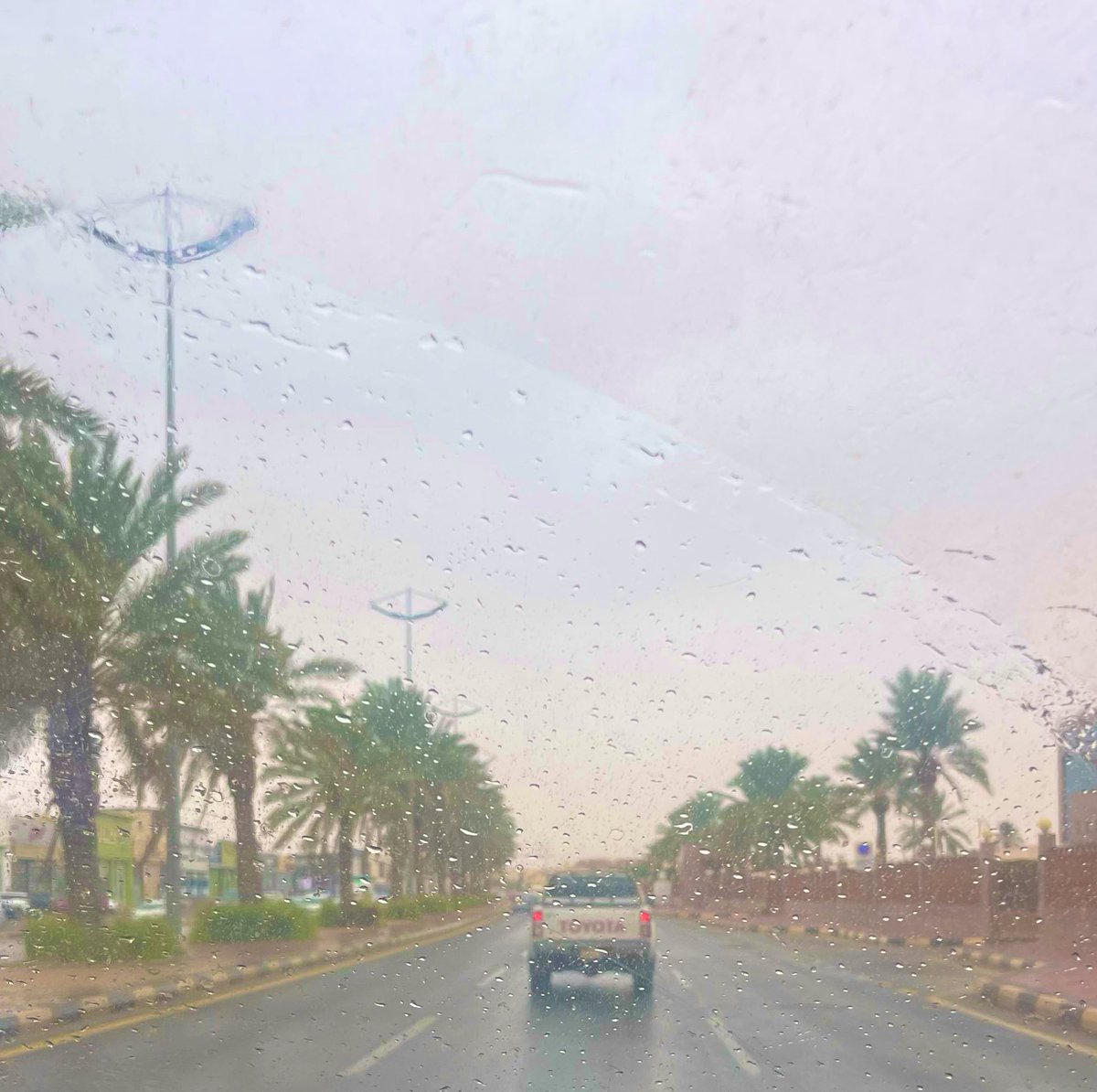 W21_W21's tweet photo. الجو يشبهك في شكله وفي روعته
حتى رشاش المطر لا طاح سمّى عليك . https://t.co/N2G891KNWI