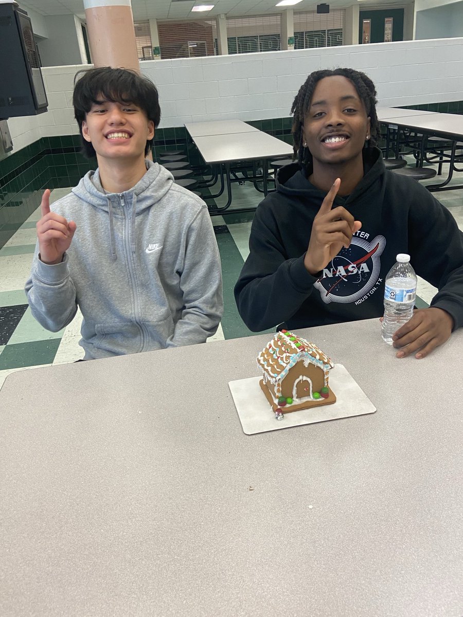 lucyvelez03's tweet image. Lion Student Council enjoying the holiday season having fun decorating gingerbread houses. 💚🦁🍬⁦🎄@SPRINGHIGHLIONS⁩ ⁦@thespringlions⁩ ⁦@SHS_StuCoLions⁩ ⁦@SpringISD⁩