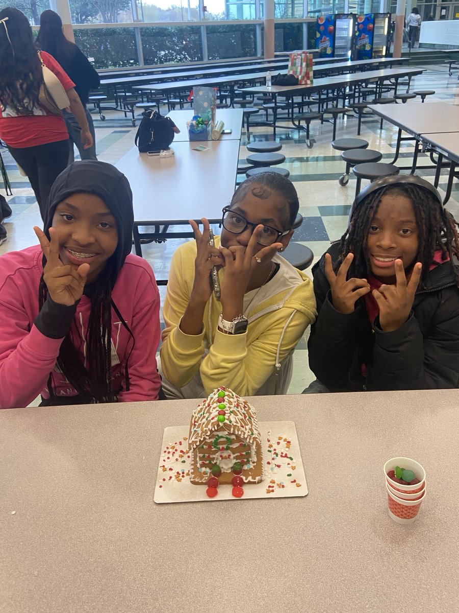 lucyvelez03's tweet image. Lion Student Council enjoying the holiday season having fun decorating gingerbread houses. 💚🦁🍬⁦🎄@SPRINGHIGHLIONS⁩ ⁦@thespringlions⁩ ⁦@SHS_StuCoLions⁩ ⁦@SpringISD⁩
