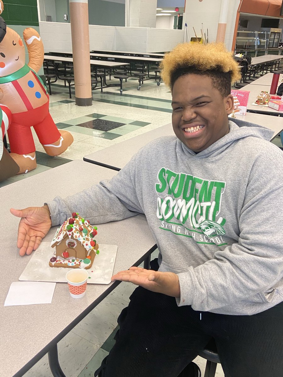 lucyvelez03's tweet image. Lion Student Council enjoying the holiday season having fun decorating gingerbread houses. 💚🦁🍬⁦🎄@SPRINGHIGHLIONS⁩ ⁦@thespringlions⁩ ⁦@SHS_StuCoLions⁩ ⁦@SpringISD⁩