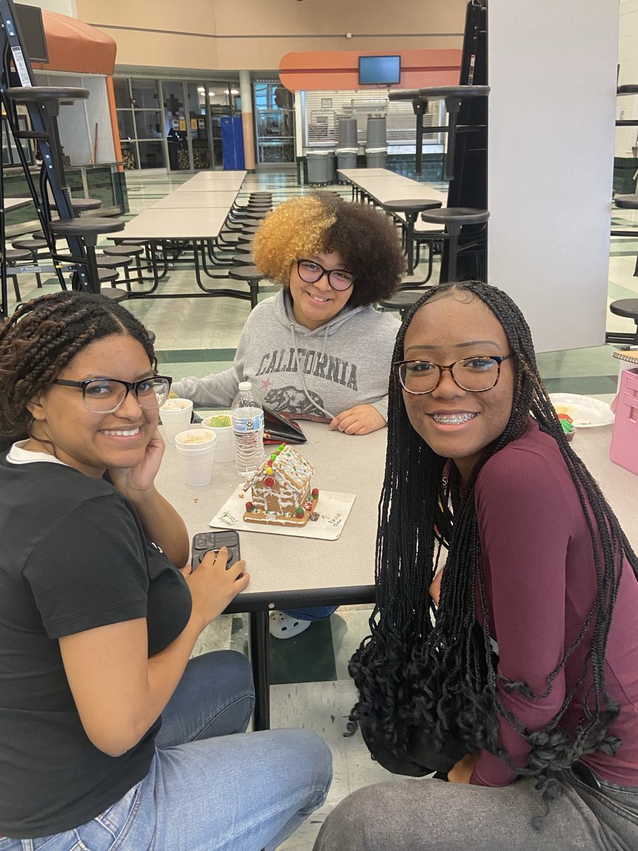 lucyvelez03's tweet image. Lion Student Council enjoying the holiday season having fun decorating gingerbread houses. 💚🦁🍬⁦🎄@SPRINGHIGHLIONS⁩ ⁦@thespringlions⁩ ⁦@SHS_StuCoLions⁩ ⁦@SpringISD⁩