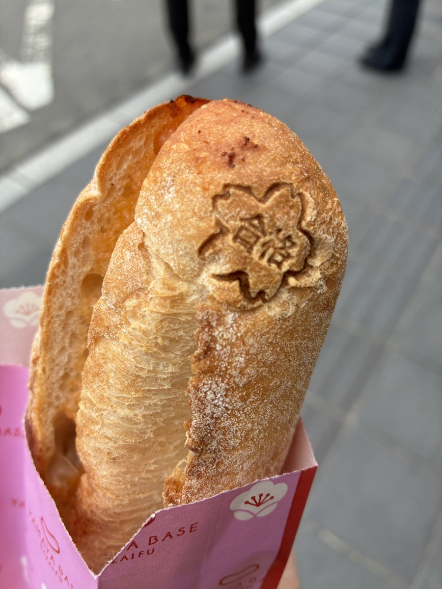 明太子の【やまや】さんが運営する明太フランスのお店
【YAMAYA BASE】さん!

常時焼きたて!
そして季節柄か合格焼印も大サービス!
合格してええええええ!(なにに?)

そしてこの旅で食べた明太フランスで、確実に一番美味い!

焼きたてパリパリで食べやすいし、中の明太子美味しすぎる! 