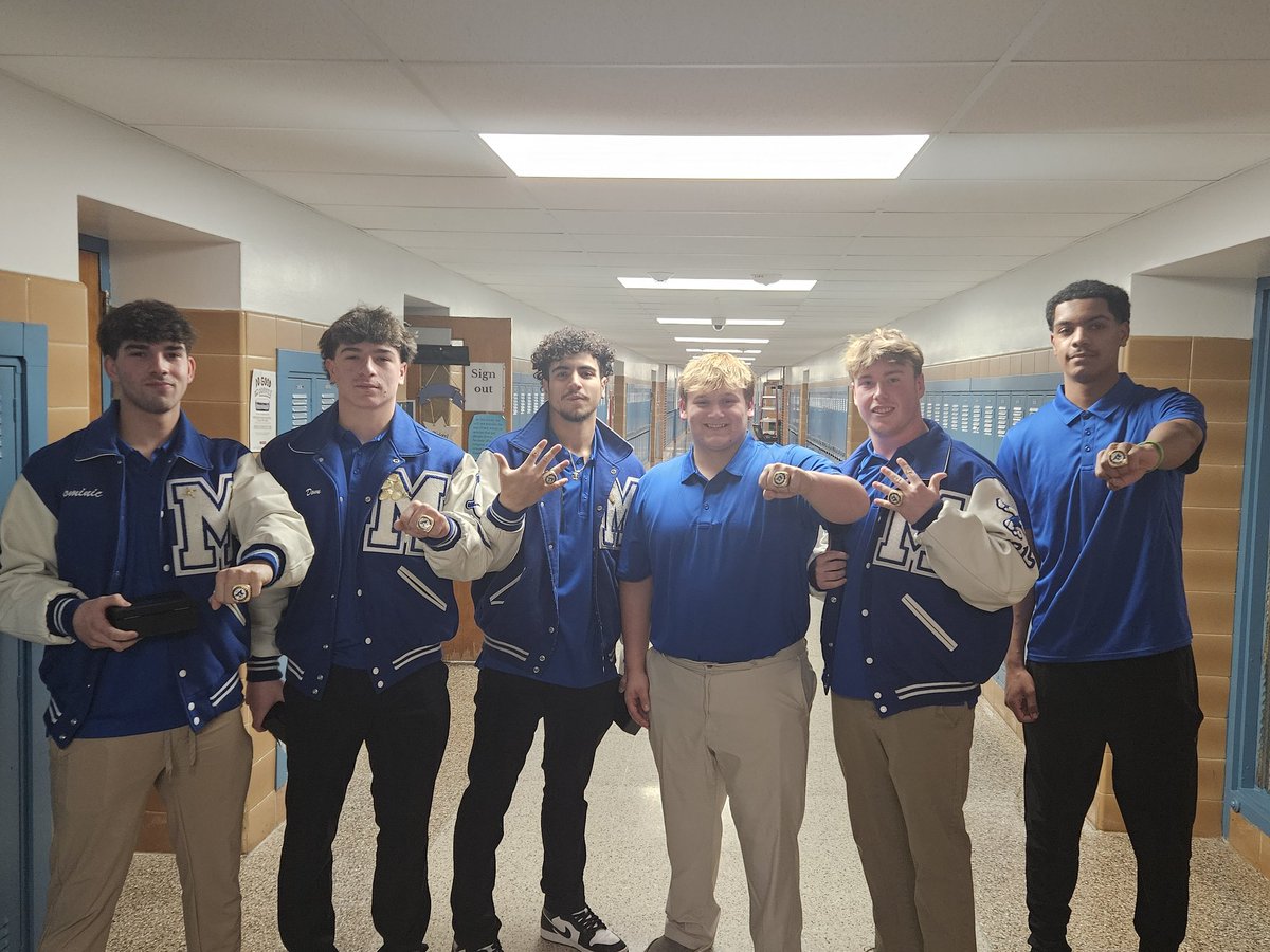 GoJaysFootball's tweet image. Congratulations to @GoJaysBaseball on getting your well deserved rings💍 Especially my 6 football guy
#multisportathletes
#thosewhostaywillbechamps
#AAAØ
@GoJaysFootball