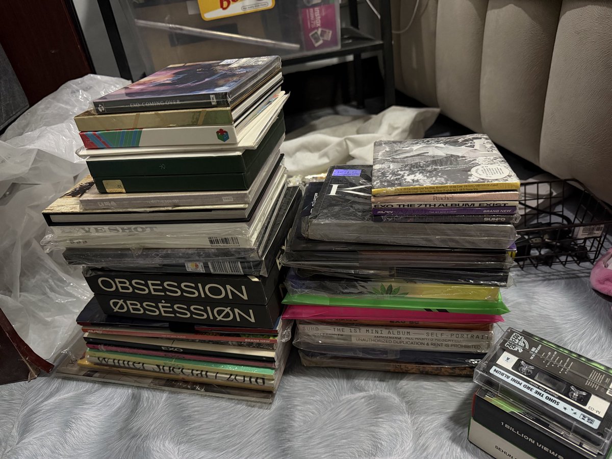 lvscyeol's tweet photo. helloooo! anyone wanna take all my albums, photocards (mostly chanyeol), lightstick v2, and random official &amp; non-official merch for only P5,900 🥹 

this is literally all my collection :( dm me!

🏷️ wts lfb exo albums pc suho lay xiumin chanyeol baekhyun chen kai d.o. sehun https://t.co/A6WgtIAcaM