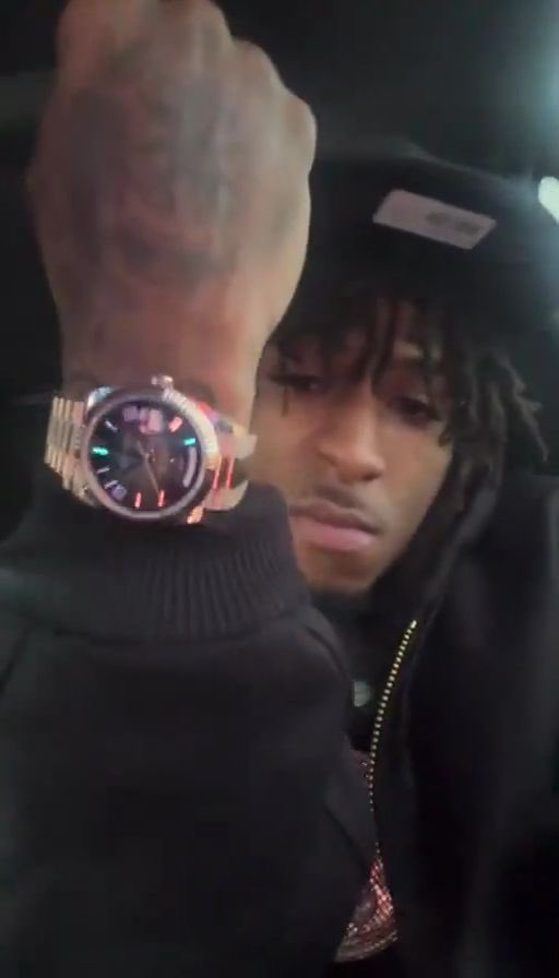 hoeih8ya's tweet image. Show em my watch MA MA