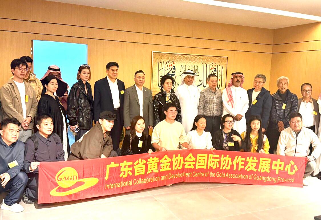 *خبر صحفي*

قام رئيس جمعية قواندونق الصينية للمجوهرات السيد زيهن ويقانق و وفد مرافق له من كبار رجال الأعمال في مجال المعادن الثمينة و الأحجار الكريمة في منطقة قواندونق و هونج كونج و ماكاو بزيارة لمقر جمعية المعادن الثمينة و الأحجار الكريمة بالرياض و كان في إستقباله سعادة رئيس