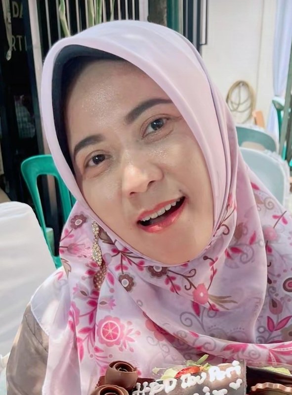 NovgReza's tweet photo. @LupaIngat32512 Bro tolong buatin foto ibunya kawan gue nyepongin kontol Bro https://t.co/1SWac9bFyr