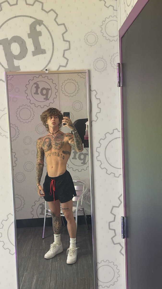 cynicalul's tweet photo. can’t wait for summer to bring back shorts everyday https://t.co/ct3LmmvGl6